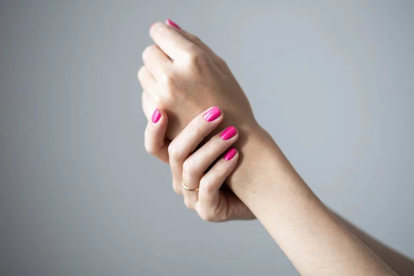 Κοντινή Φωτογραφία Μανικιούρ Γυναικεία Χέρια Τέλειο Ροζ Βερνίκι — Φωτογραφία Αρχείου