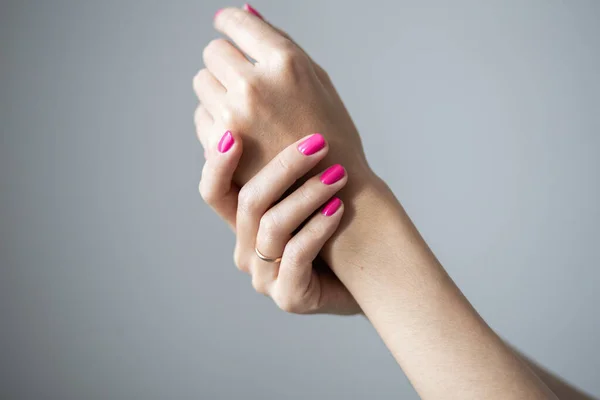 Foto Primer Plano Manicura Manos Las Mujeres Con Perfecto Esmalte — Foto de Stock