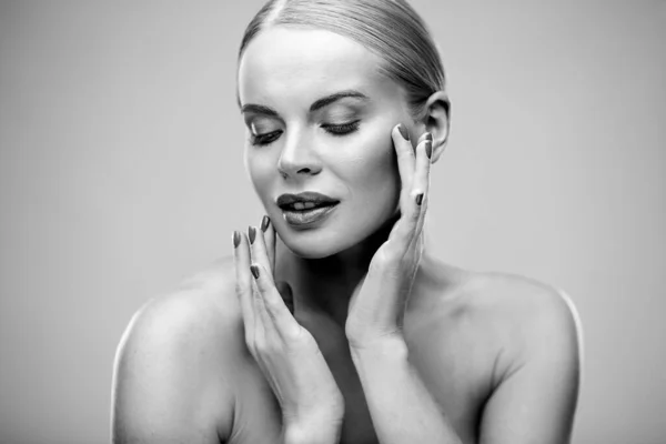 Beauty Portret Van Jonge Vrouw Met Een Gezonde Huid Zachte — Stockfoto