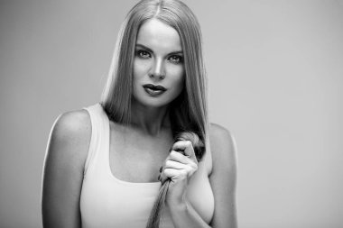 Sağlıklı ciltli ve yumuşak doğal makyajlı genç bir kadının güzel portresi. Spa ve bakım. Uzun, güzel sarı saçlar.