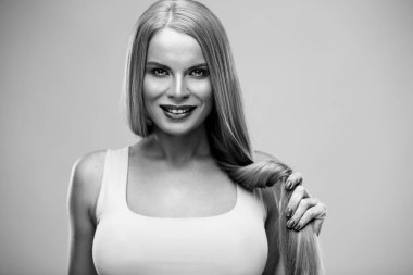 Sağlıklı ciltli ve yumuşak doğal makyajlı genç bir kadının güzel portresi. Spa ve bakım. Uzun, güzel sarı saçlar.