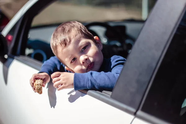 Маленький Мальчик Выглядывает Окна Машины — стоковое фото