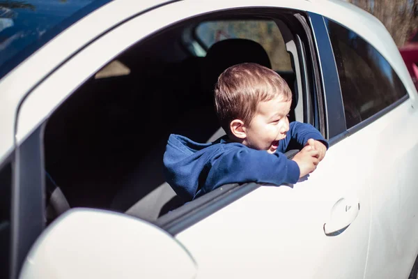 Mały Chłopiec Podgląda Przez Okno Samochodu — Zdjęcie stockowe