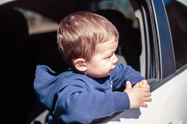 Niño Asoma Por Ventana Coche — Foto de Stock