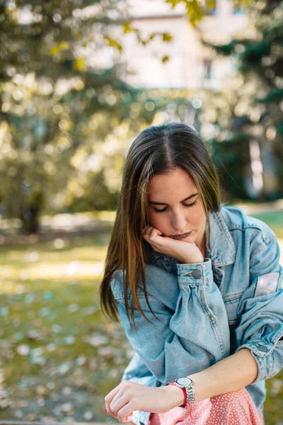 Retrato de cerca de una mujer joven estresada mirando su reloj de pulsera — Foto de Stock