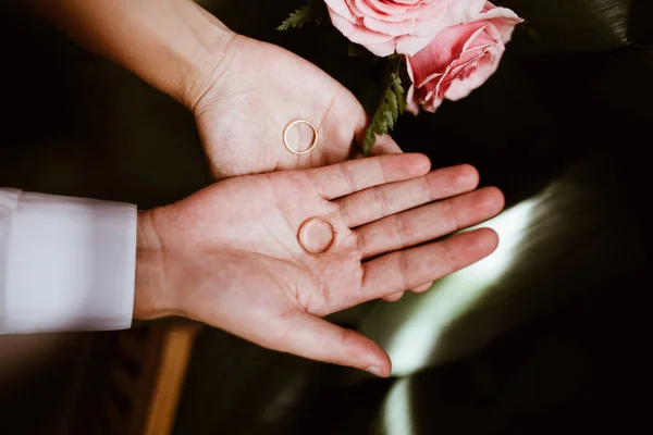 ผู้ชายและผู้หญิงที่มีแหวนแต่งงานในมือเปิดและช่อดอกไม้แต่งงาน แลกเปลี่ยนแหวน สุขสันต์เจ้าบ่าวและเจ้าสาว คอนเซปต์วันแต่งงาน . — ภาพถ่ายสต็อก