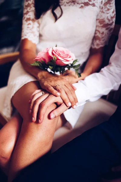 คู่แต่งงานใหม่กับแหวนแต่งงานและช่อดอกกุหลาบของพวกเขา caressing ในวันแต่งงานของพวกเขา เจ้าสาวและเจ้าบ่าวแสดงมือของพวกเขาด้วยแหวน ความรัก . — ภาพถ่ายสต็อก