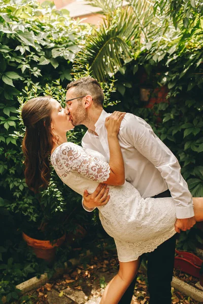 Yeni evli çift düğün günlerinde öpüşüp dans ediyorlar. Birlik ve aşk kavramı. — Stok fotoğraf