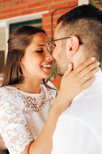 Düğünlerinde öpüşen ve okşayan yeni evli çiftin yakın portresi. Aşk konsepti. — Stok fotoğraf