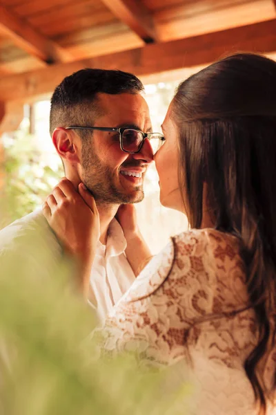 Primer plano retrato de pareja recién casada acariciando y besándose en el día de su boda. Concepto de amor . —  Fotos de Stock