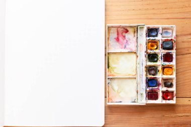 Yeni resimler yapmak için suluboya boya ve kanva kullanıldı. Defterde bir kurşun günlük başlatmak. Yeni başlangıçlar. Sanat ve yaratıcılık kavramı.