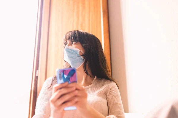 งโดดเด ยวท านในการหายใจหน ากากทางการแพทย บนใบหน าของเธอโดยใช โทรศ ไวร สโคโรนาไวร สระบาดของจ — ภาพถ่ายสต็อก
