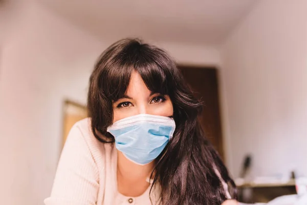 Femme Maison Respirant Masque Respiratoire Médical Sur Son Visage Souriant Images De Stock Libres De Droits
