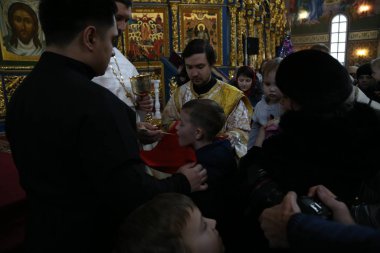 İnsanlar 7 Ocak 2019 'da Kutsal Varsayım Katedrali, Astana, Kazakistan' da kiliseye geliyorlar.