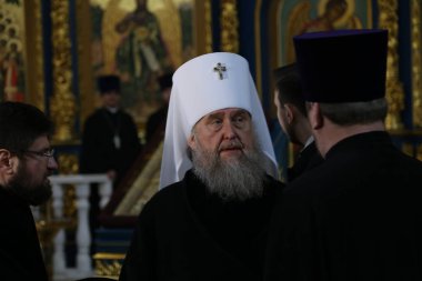 7 Ocak 2019 'da Astana, Kazakistan' daki Kutsal Varsayım Katedrali 'ne gelen din adamı.