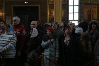 İnsanlar 7 Ocak 2019 'da Kutsal Varsayım Katedrali, Astana, Kazakistan' da kiliseye geliyorlar.