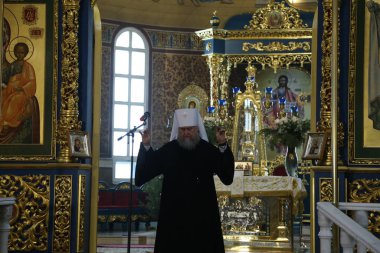 Metropolitan Alexander Kutsal Varsayım Katedrali 'ni 7 Ocak 2019' da Astana, Kazakistan 'da ziyaret ediyor.