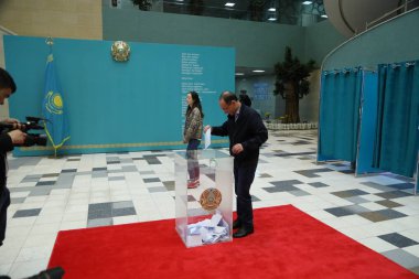 Yerel halk 9 Haziran 2019 'da Astana, Kazakistan' da erken cumhurbaşkanlığı seçimlerine geliyor.