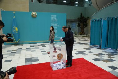 Yerel halk 9 Haziran 2019 'da Astana, Kazakistan' da erken cumhurbaşkanlığı seçimlerine geliyor.