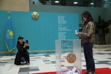 9 Haziran 2019 'da Kazakistan Astana' da erken cumhurbaşkanlığı seçimlerine kadınlar geliyor.