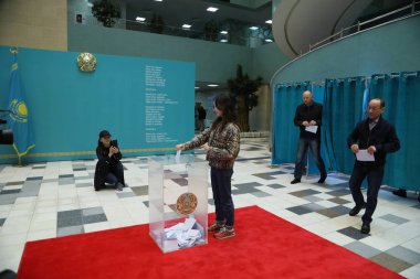 9 Haziran 2019 'da Kazakistan' ın Astana kentinde yapılan cumhurbaşkanlığı seçimlerini ziyaret eden yerel halk