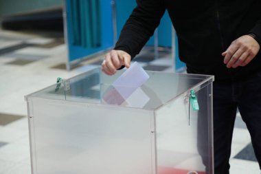 9 Haziran 2019 'da Astana, Kazakistan' da yapılan erken cumhurbaşkanlığı seçimleri hakkındaki bülteni kutuya atma görüşü