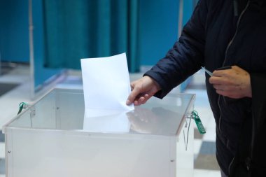 9 Haziran 2019 'da Astana, Kazakistan' da yapılan erken cumhurbaşkanlığı seçimleri hakkındaki bülteni kutuya atma görüşü