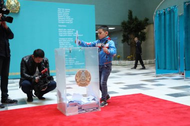 9 Haziran 2019 'da Kazakistan, Astana' da cumhurbaşkanlığı seçimlerini ziyaret eden çocuk