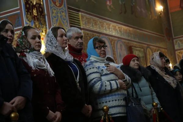 Emberek Látogató Templom Január 2019 Szent Nagyboldogasszony Székesegyház Astana Kazahsztán — Stock Fotó