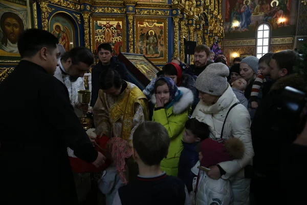 Helyiek Látogatása Katedrális Templomában 2019 Január Astanában Kazahsztánban — Stock Fotó