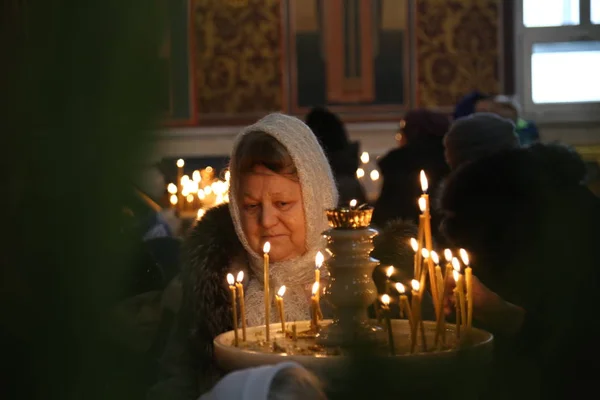 Mujer Adulta Encendiendo Velas Iglesia Enero 2019 Holy Assumption Cathedral — Foto de Stock