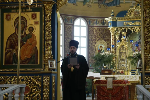 Sacerdote Visitando Catedral Santa Asunción Enero 2019 Astana Kazajstán —  Fotos de Stock