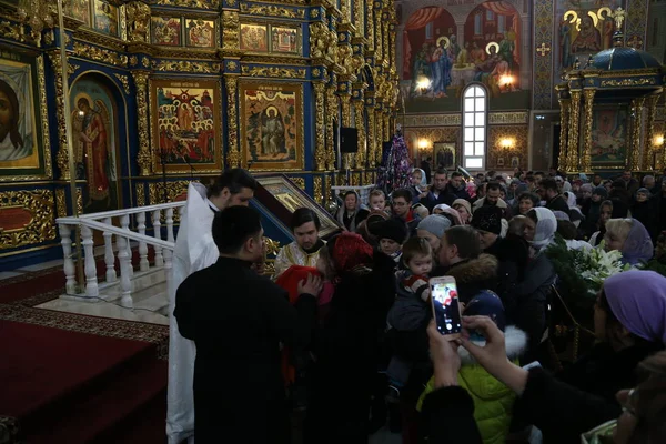 Helyi Lakosok 2019 Január Érkeznek Szent Nagyboldogasszony Katedrálisba Astanába Kazahsztánba — Stock Fotó