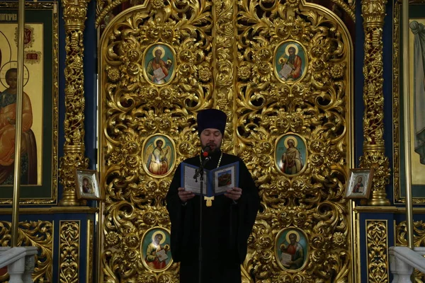 Sacerdote Leyendo Oración Catedral Santa Asunción Enero 2019 Astana Kazajstán —  Fotos de Stock