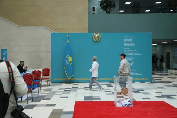 Personas Locales Que Asisten Elecciones Presidenciales Anticipadas Junio 2019 Astana —  Fotos de Stock