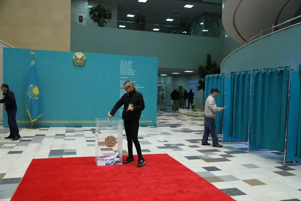 Personas Locales Que Asisten Elecciones Presidenciales Anticipadas Junio 2019 Astana —  Fotos de Stock