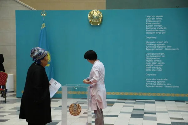 Místní Lidé Přicházející Brzké Prezidentské Volby Června 2019 Astaně Kazachstánu — Stock fotografie