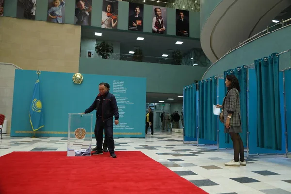 Les Populations Locales Visitant Les Élections Présidentielles Juin 2019 Astana — Photo