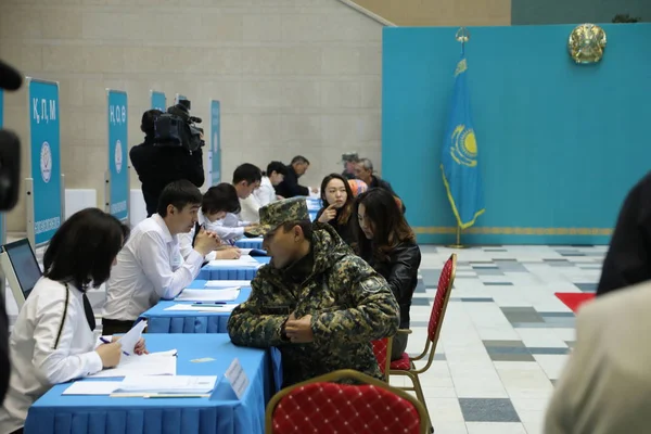 População Local Visitando Eleições Presidenciais Junho 2019 Astana Cazaquistão — Fotografia de Stock