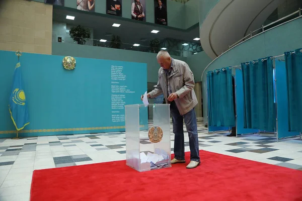 2019年6月9日在哈萨克斯坦阿斯塔纳参加总统选举的投票 — 图库照片