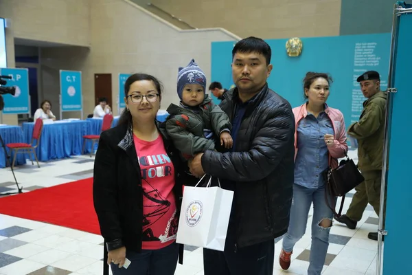2019年6月9日在哈萨克斯坦阿斯塔纳参加总统选举的当地人 — 图库照片