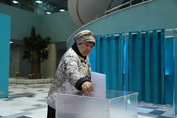 Mulher Adulta Jogando Boletim Caixa Eleições Presidenciais Antecipadas Junho 2019 — Fotografia de Stock