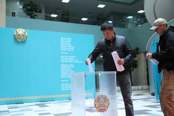 Haziran 2019 Tarihinde Kazakistan Astana Cumhurbaşkanlığı Seçimlerini Ziyaret Eden Erkekler — Stok fotoğraf