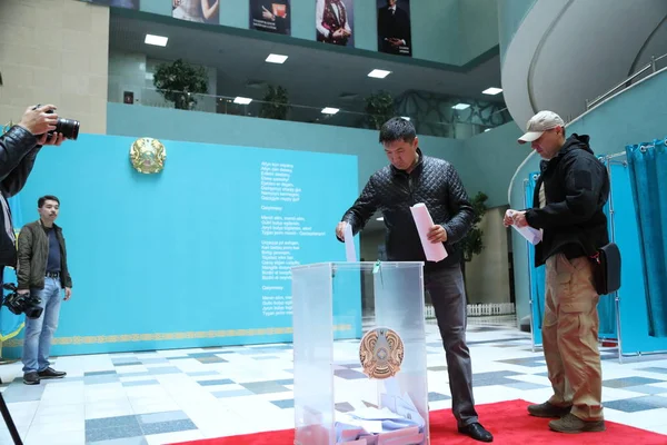 Hombres Visitando Las Elecciones Presidenciales Del Junio 2019 Astana Kazajstán —  Fotos de Stock