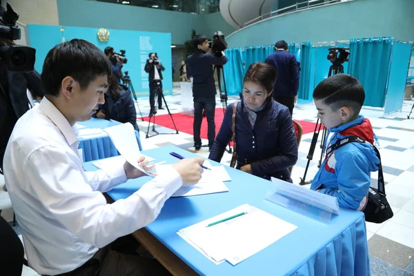 Mãe Menino Visitando Eleições Presidenciais Junho 2019 Astana Cazaquistão — Fotografia de Stock