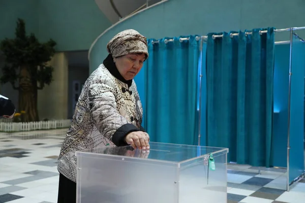 Mulher Visitando Eleições Presidenciais Junho 2019 Astana Cazaquistão — Fotografia de Stock