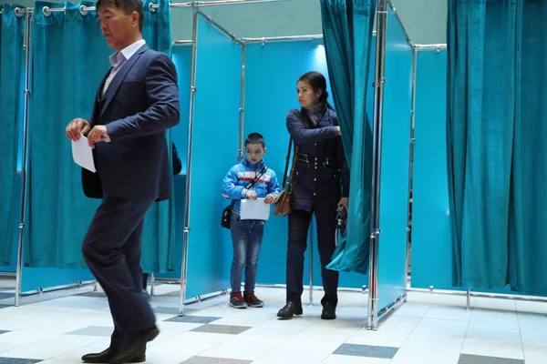 Mãe Criança Visitam Eleições Presidenciais Junho 2019 Astana Cazaquistão — Fotografia de Stock
