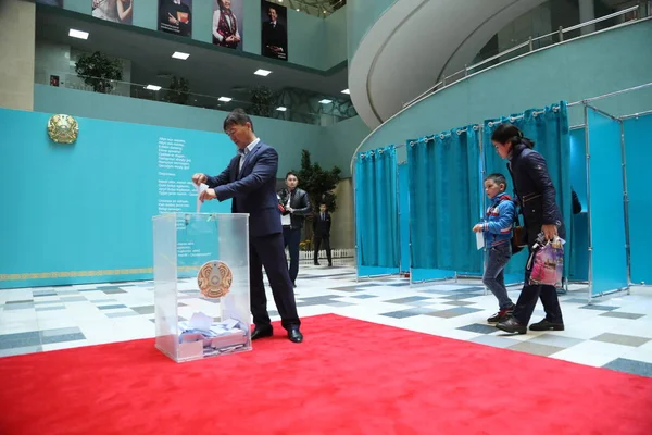 Madre Hijo Visitando Elecciones Presidenciales Junio 2019 Astana Kazajstán —  Fotos de Stock