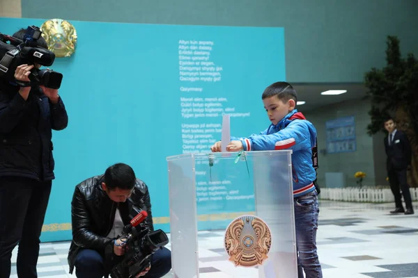 Niño Visitando Las Elecciones Presidenciales Del Junio 2019 Astana Kazajstán —  Fotos de Stock