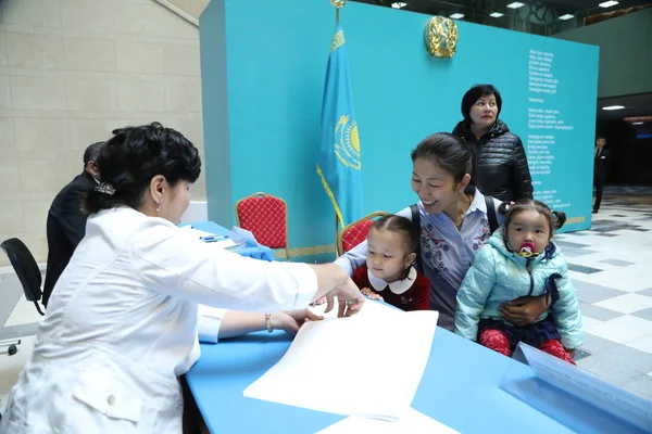 Madre Con Hijos Visitando Las Elecciones Presidenciales Del Junio 2019 —  Fotos de Stock